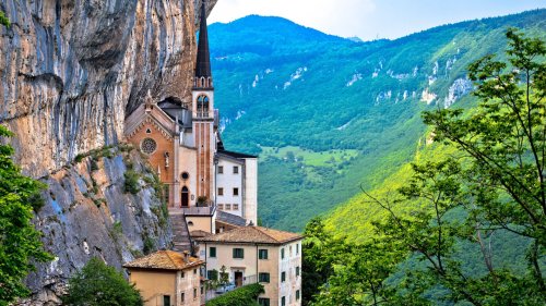 Atemberaubend: Diese Kirche hängt 770 Meter hoch im Berg
