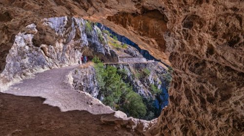 Spanien: Tourist wirft Stein – jetzt drohen ihm 200.000 Euro Strafe