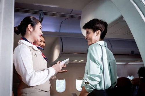 Warum die Flugzeug-Crew beim Boarding alle persönlich begrüßt