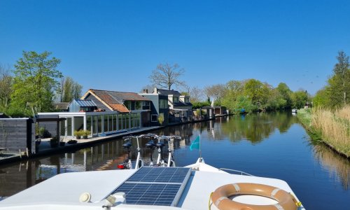Meditatives Gleiten: Mit dem Hausboot durch die Niederlande