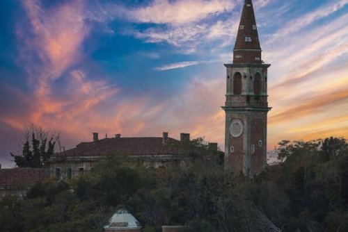 Lost Place: Die spannende Geschichte der Geisterinsel Poveglia bei Venedig