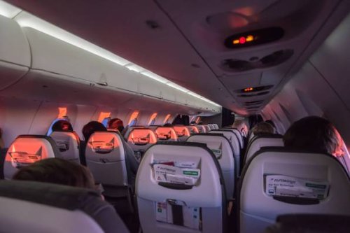 Flugzeug: Warum die Kabinenbeleuchtung bei Start und Landung gedimmt wird