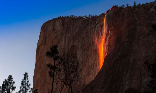 Wasserfall im Yosemite-Nationalpark glüht wie ein Lavastrom