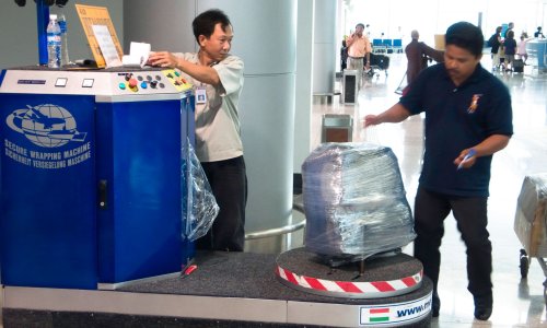 Koffer in Plastikfolie packen: Was bringt das wirklich?