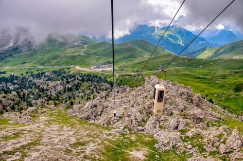 Lift in den Dolomiten: Kuriose Gondelbahn wird auch Sarglift genannt