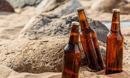 Spanische Biermarke tröstet gefrustete Reisende mit Freibier