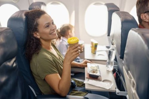 Warum du im Flugzeug keinen Kaffee oder Tee trinken solltest