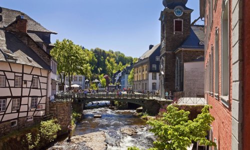 Schöne kleine Städte am Wasser in Deutschland