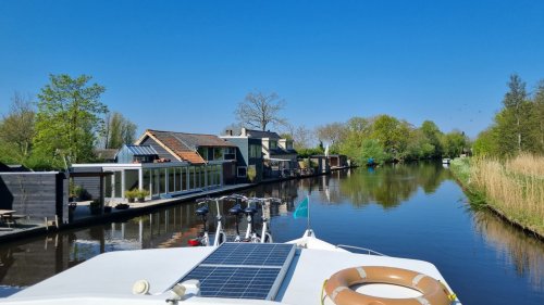 Meditatives Gleiten: Mit dem Hausboot durch die Niederlande