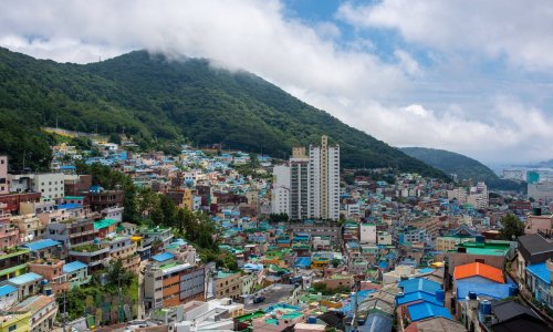 Dieses Dorf in Südkorea wurde aus Grabsteinen gebaut