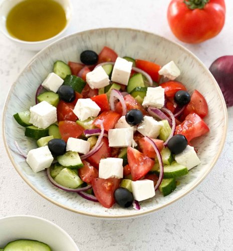 Griechischer Salat mit Feta und Oliven [nur 10 Minuten]