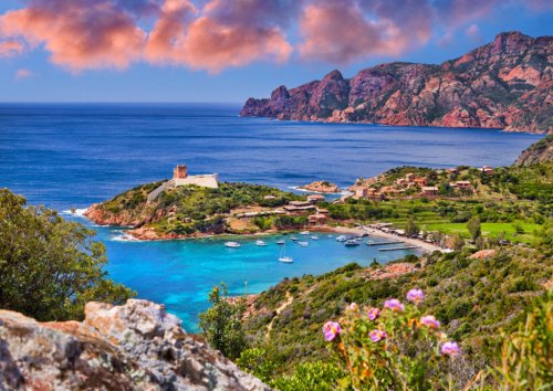 Mittelmeerinsel Korsika kennenlernen - Zerklüftete Berge mit Traumstränden