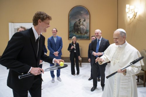 Pope meets Sinner: No. 1 player gives tennis fan Pope Leo XIV racket on Italian Open off day