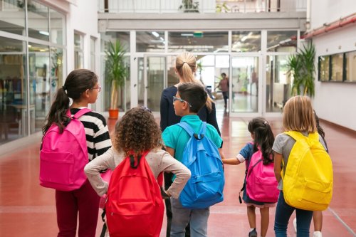 ¿A qué edad los niños pueden ir solos a la escuela y cómo prepararlos?