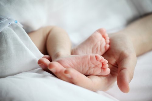 "Las dos hemos gestado a nuestro bebé": nace el primer bebé de Europa cuyas madres compartieron el embarazo