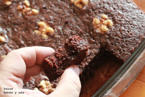 Brownies caseros de chocolate y nueces. Receta fácil y rica para hacer con niños