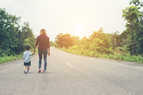 Crecer con un padre ausente: así afecta al desarrollo y la autoestima de los niños, y cómo podemos acompañarlos