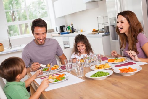 Los hábitos a la hora de comer que todos los niños deben aprender