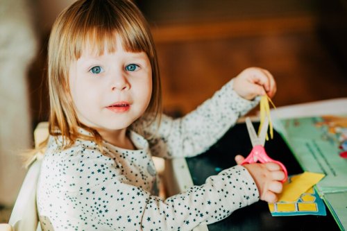 Uso de tijeras en niños: a qué edad pueden comenzar a usarlas y qué beneficios tiene aprender a recortar