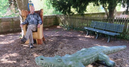 Holzbildhauer Till Spengler schafft einzigartigen Spielplatz-Thron