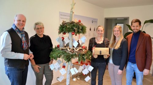 Im Rathaus Waldstetten gehen 100 Weihnachtswunschzettel ein