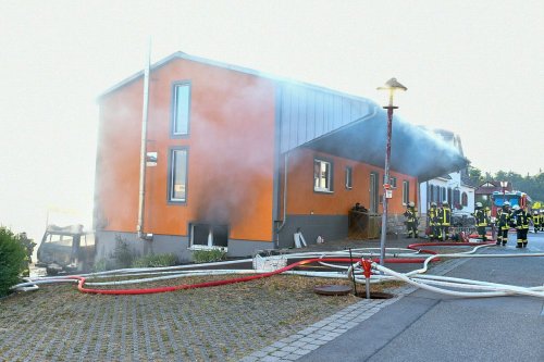 Großbrand Gschwend: Über 100 Feuerwehrleute im Einsatz