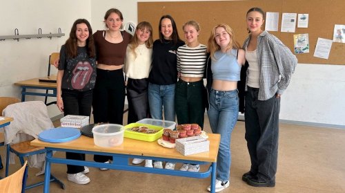 Italienisch-Klasse am Parler-Gymnasium verkauft Kuchen für Faenza