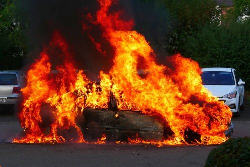Rehnenhof: Auto geht in Flammen auf