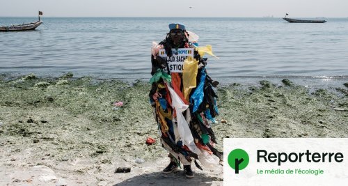 Vêtu de déchets, ce Sénégalais milite contre la pollution plastique