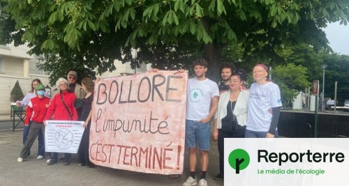 Des militants de « Désarmer Bolloré » protestent devant l’AG du groupe du milliardaire