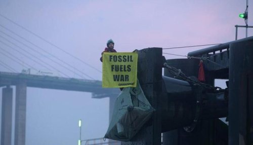 UK: Greenpeace activists halt Russian tanker loading fossils worth £30million, 8 arrested