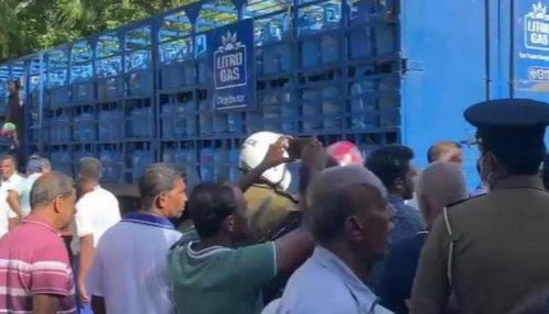 Sri Lanka: Thousands wait in lines for petrol & cooking gas amid warnings of food shortage