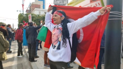 Tunisie: quelques centaines de personnes défilent en soutien au président Kaïs Saïed