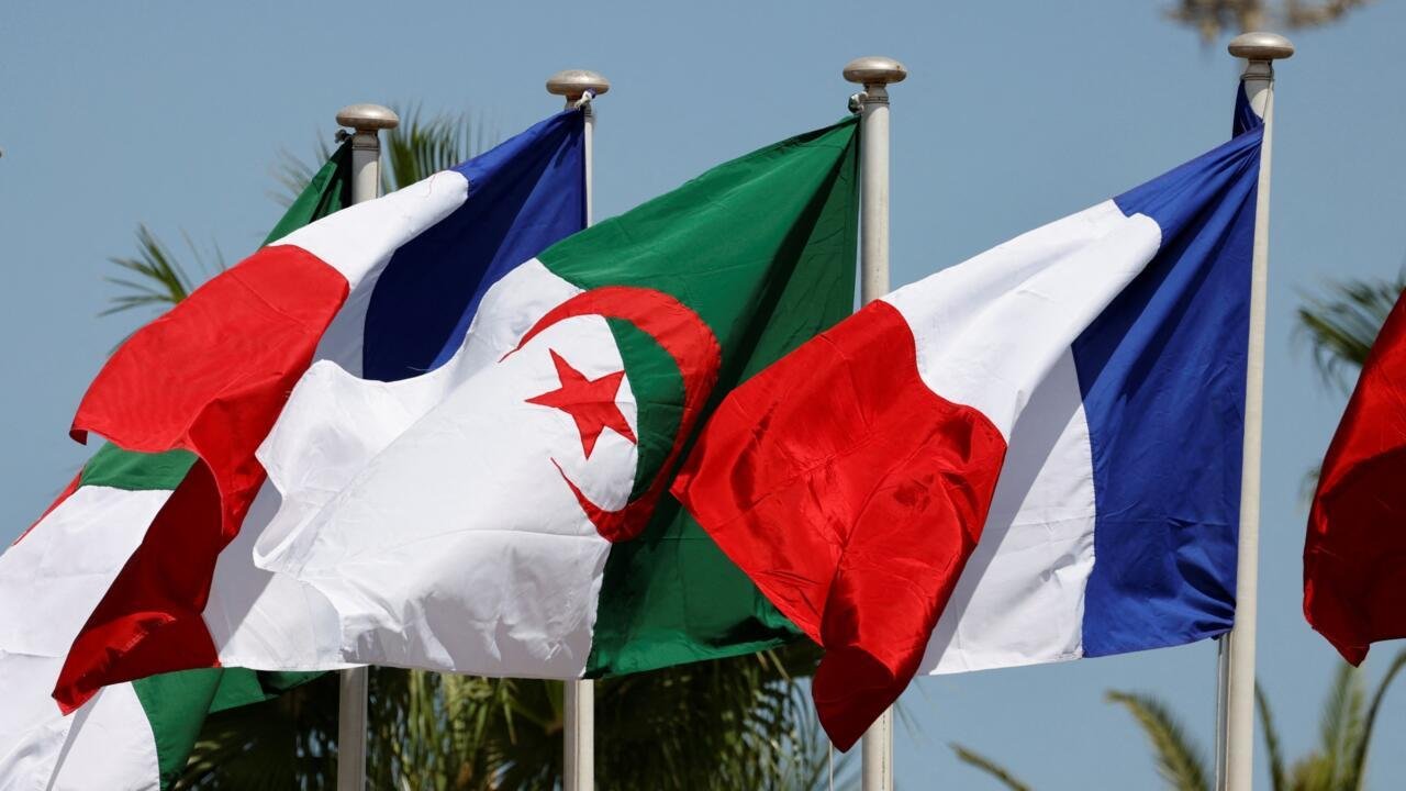Algérie-France: Alger prend acte des décisions de Paris, le dialogue entre les deux pays à nouveau au point mort