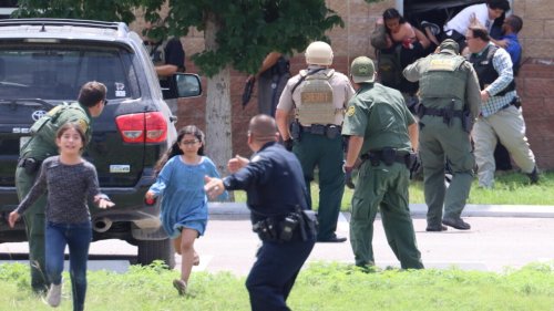 États-Unis: des policiers d'Uvalde ont été récupérés leurs enfants, bloquant d'autres parents