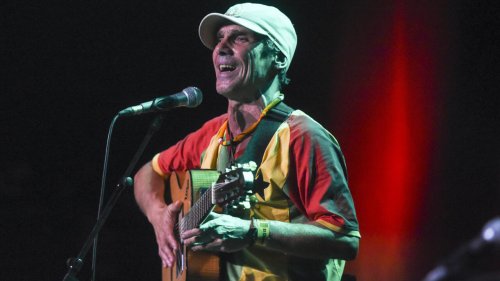 Aux Philippines, Manu Chao chante pour les victimes de l'incendie dans un quartier pauvre de Manille