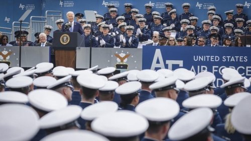 États-Unis: Biden chute sur scène lors d'une cérémonie militaire
