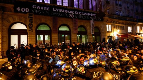 Paris: évacuation houleuse de la Gaîté Lyrique, lieu culturel occupé depuis 3 mois par de jeunes migrants