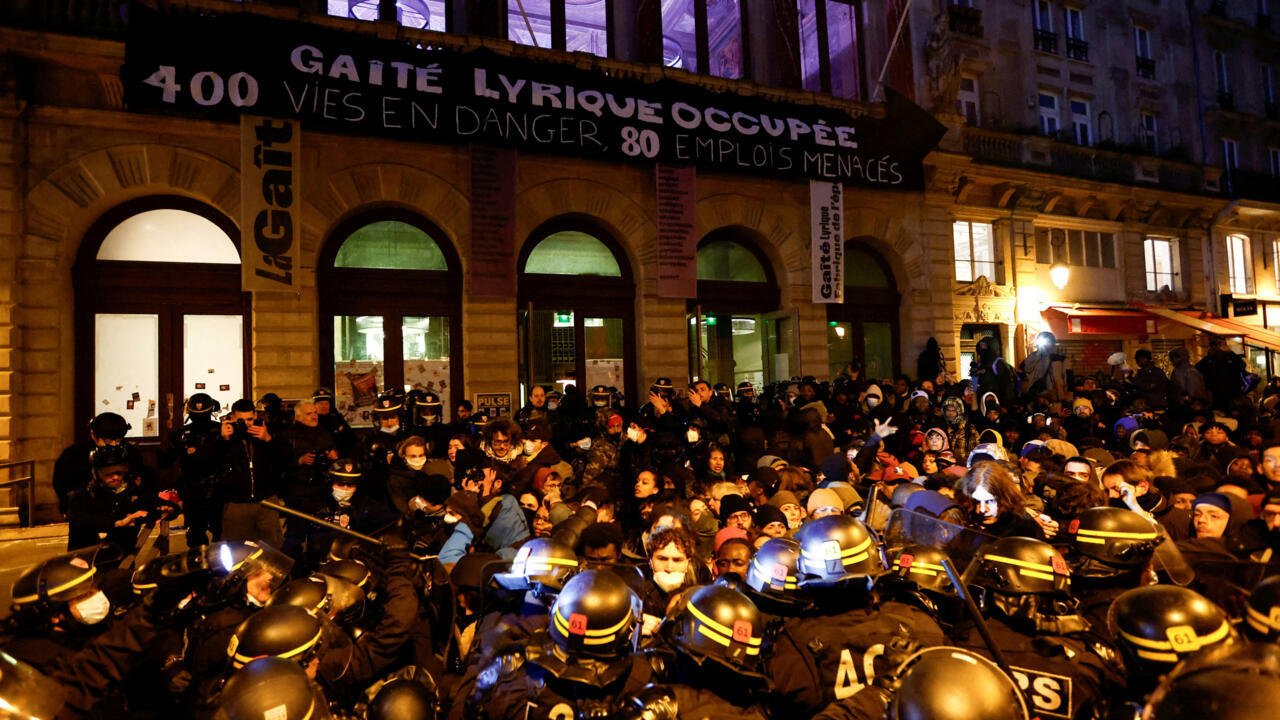 Paris: évacuation houleuse de la Gaîté Lyrique, lieu culturel occupé depuis 3 mois par de jeunes migrants