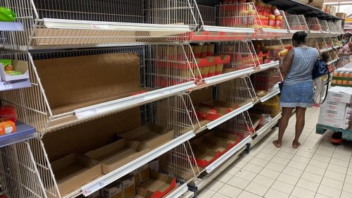 En Martinique, les rayons des supermarchés commencent à se vider