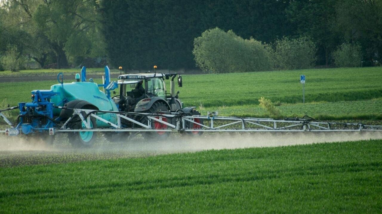 France: l’agence sanitaire alerte sur les effets néfastes des pesticides pour les jeunes enfants