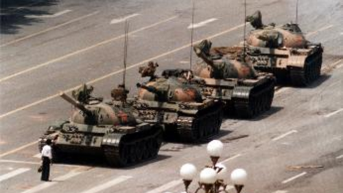 法記者：記住當年隻身阻擋坦克的中國年輕人