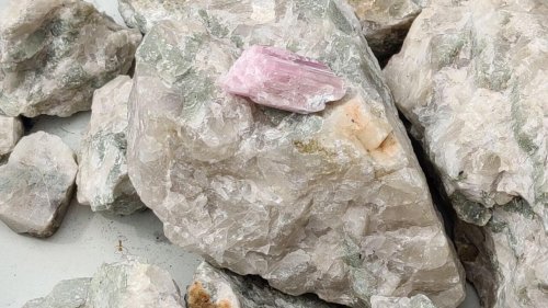 Chronique des matières premières - Les prix bas du lithium pèse toujours sur l'essor des projets miniers