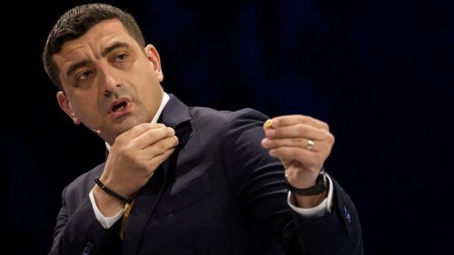 Présidentielle en Roumanie: à Paris, George Simion rêve d'un destin à la Trump