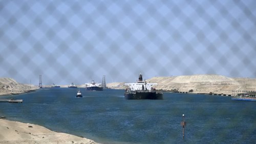 L'Égypte en opération promotionnelle pour ramener les gros navires dans le canal de Suez