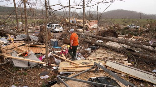 États-Unis: des dizaines de morts à cause de violentes tempêtes et tornades dans le centre du pays