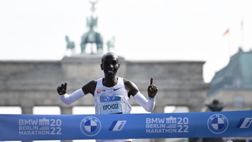 Marathon de Berlin: le Kényan Kipchoge améliore son record du monde en 2h01:09