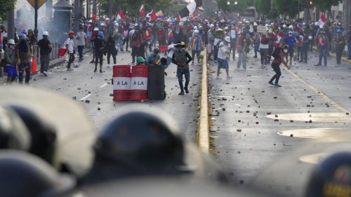 À la Une: au Pérou, la présidente Dina Boluarte appelle à une «trêve»