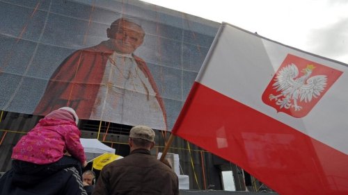 Pologne: le parti au pouvoir demande aux écoles d'afficher le portrait de Jean-Paul II