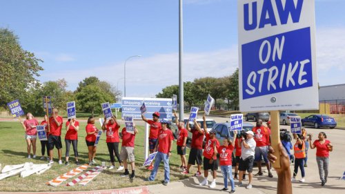 États-Unis: la grève dans le secteur automobile s'étend, Joe Biden attendu auprès des grévistes